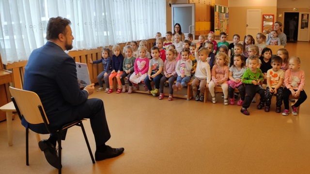 Więcej o: "Prezydent czytał dzieciom"