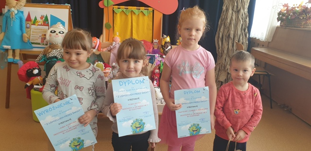 Więcej o: "Z uśmiechem przez świat"